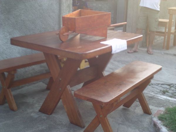 MESA COM 2 BANCOS EM MADEIRA RUSTICA ARTESANAL